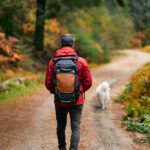 Topánky s membránou a nepremokavá bunda – ideálna kombinácia pre jesenné túry.