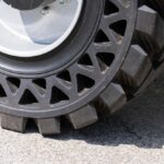 Bezbzduchové pneumatiky na aute, ilustrujúce revolučný posun v oblasti mobility.