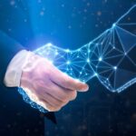 Podnikateľ analyzuje dáta na notebooku s využitím umelej inteligencie na optimalizáciu biznis procesov.