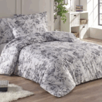 Elegantné saténové obliečky s jemným leskom na posteli v štýlovej spálni