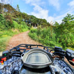 Štvorkolka zaparkovaná pri chalupe v prírodnom prostredí