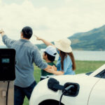 Elektromobil zaparkovaný pri nabíjacej stanici počas cesty na dovolenku s rodinou