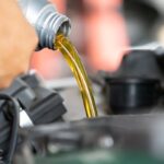 Fľaša moderného motorového oleja určeného pre osobné automobily.