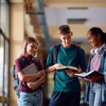 Moderná trieda s farebným nábytkom a prirodzeným svetlom, v ktorej sa deti učia v skupinách.