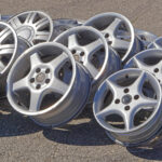 Poškodený hliníkový disk auta s viditeľnými škrabancami na ráfiku