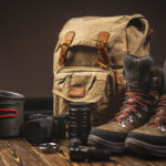 Turista pripravuje batoh pred odchodom na horskú túru