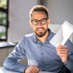 Podnikateľ pracuje s dokumentmi o odvodoch a účtovníctve pri riadení s.r.o.