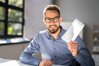 Podnikateľ pracuje s dokumentmi o odvodoch a účtovníctve pri riadení s.r.o.