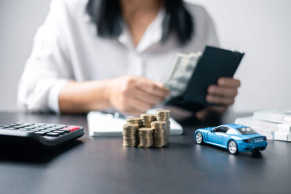 Poškodené auto s preliačinou dokumentované pre účely poistnej udalosti
