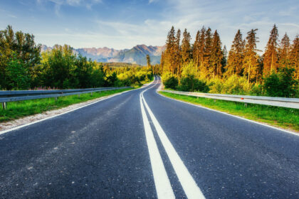 Automobil na vyhliadkovej ceste vedúcej slovenskou prírodou počas víkendového road tripu.